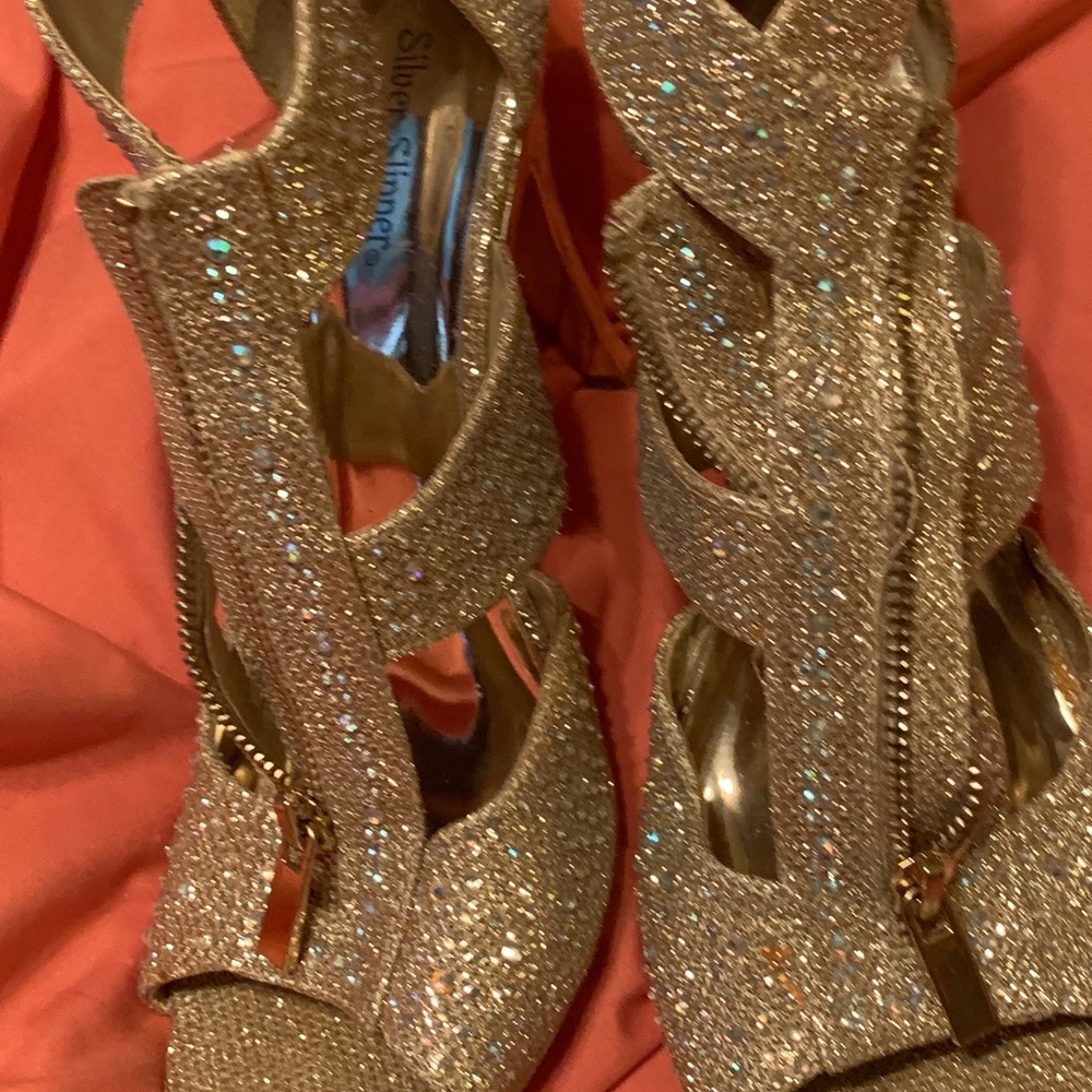 Sizzling silver pumps